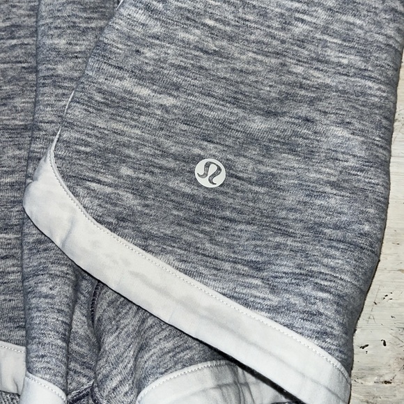 Lululemon Cool & Collected Short *2.5" Heathered Space Dyed Nimbus | size 6 - Picture 3 of 7